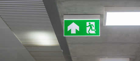 Fluchtwege: Hoch, runter, geradeaus? Wie Sie Rettungswege richtig kennzeichnen.  lichttechnik24line.com
