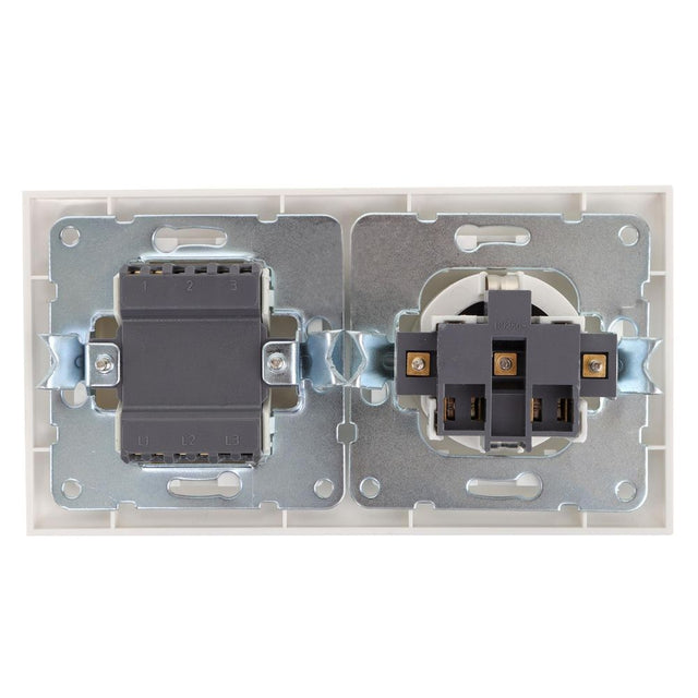 Schutzkontakt-Steckdose mit Wechselschalter, 16 A, 250 V, weiß.