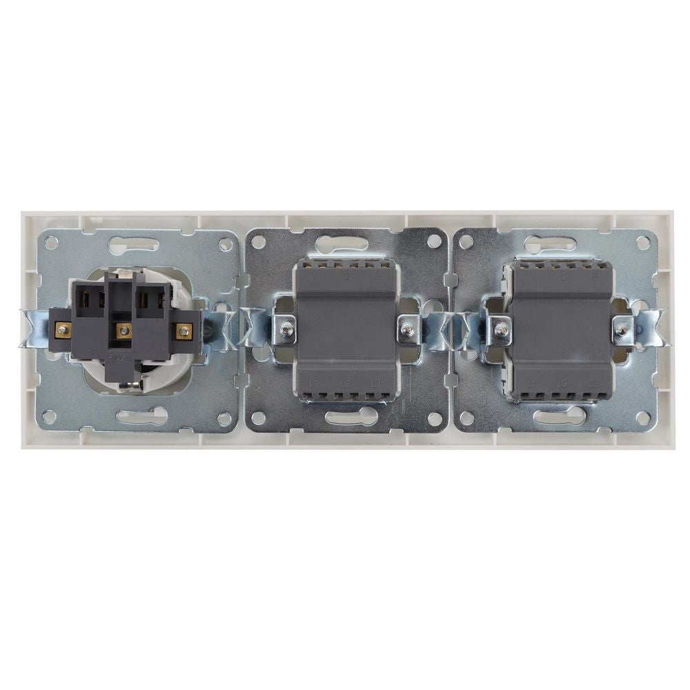 Schutzkontakt-Steckdose mit 2 x 2 Wechselschaltern, 16 A, 250 V, weiß.
