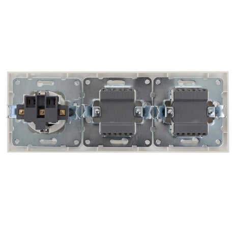Schutzkontakt-Steckdose mit 2 x 2 Wechselschaltern, 16 A, 250 V, weiß.