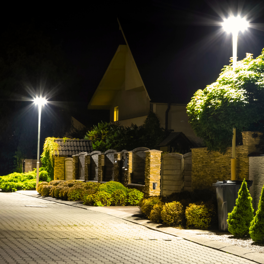 LED Straßenleuchte, rund, 120 W, 12000 lm, 3000 K (warmweiß), IP65, Parkanlage.