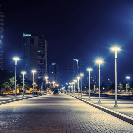 LED Straßenleuchte, rund, 90 W, 9000 lm, 3000 K (warmweiß), IP65, Parkanlage.