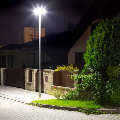 LED Straßenleuchte, rund, 120 W, 12000 lm, 3000 K (warmweiß), IP65, Parkanlage.