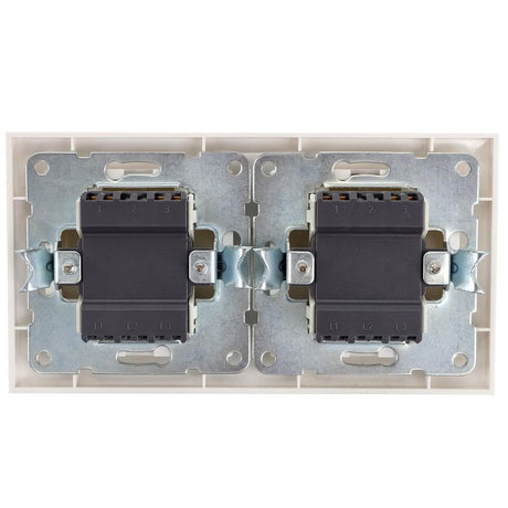 Aus- Wechselschalterkombination 2 x Zweifachwippe, 10 A, 250 V, weiß.