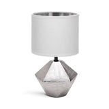 Edle silberfarbene Tischlampe aus Keramik mit 6-eckigem Fuss und weißem Stoffschirm.