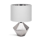 Edle silberfarbene Tischlampe aus Keramik mit 6-eckigem Fuss und weißem Stoffschirm.