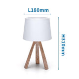 Exklusive Harzdekor-Tischlampe mit braunem Lampenfuß und weißem Stoffschirm.