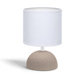 Klassische braune Tischlampe aus Keramik mit weißem Stoffschirm.