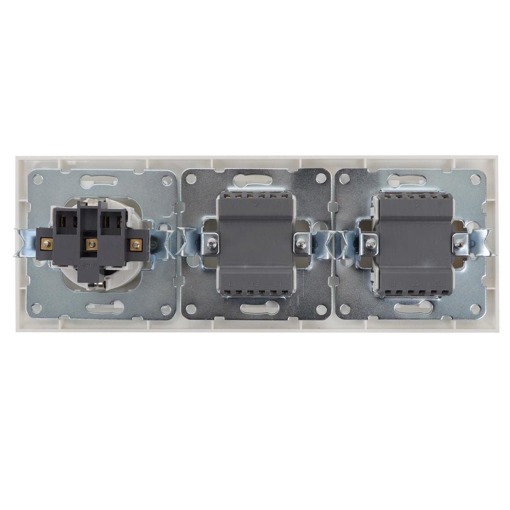 Schutzkontakt-Steckdose mit 2 x 2 Wechselschaltern, 16 A, 250 V, weiß.