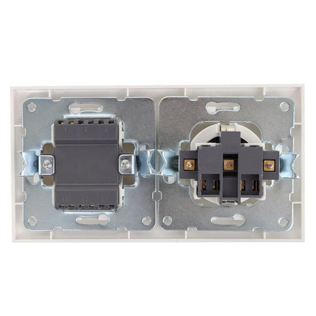 Schutzkontakt-Steckdose mit Wechselschalter, 16 A, 250 V, weiß.